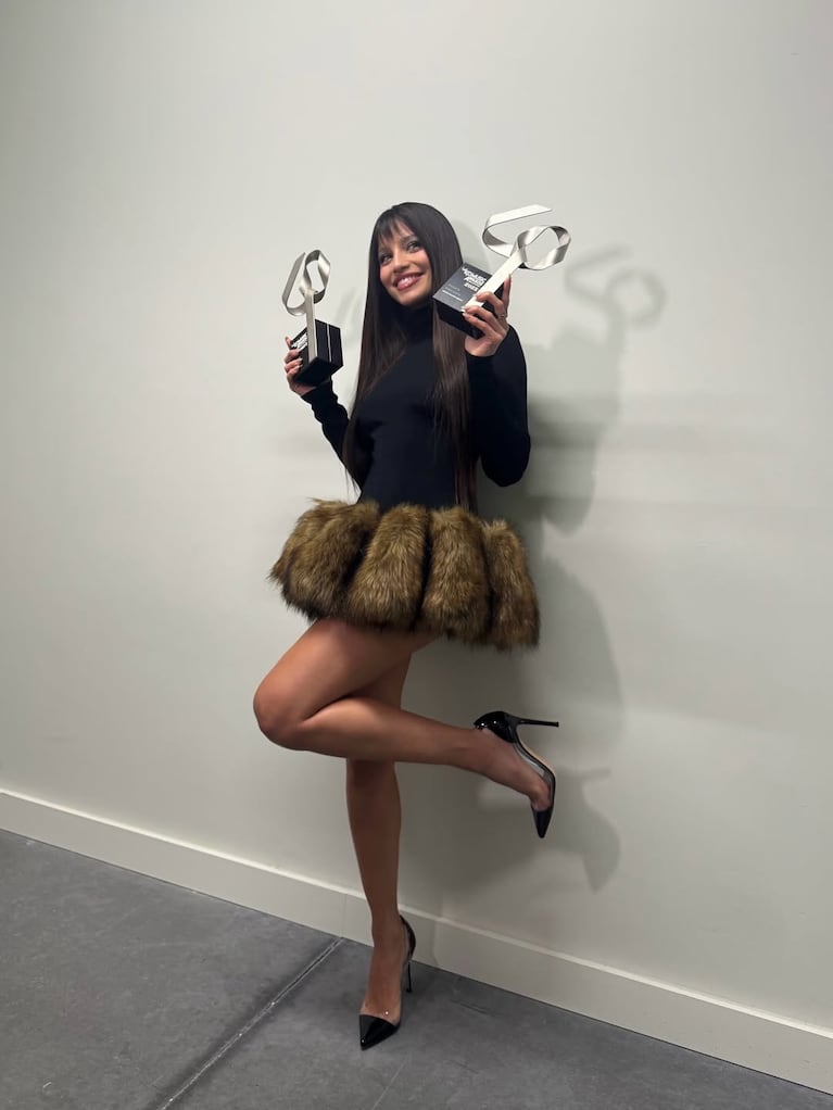 Emilia Mernes con vestido con piel. (Foto: Instagram/@emiliamernes/@cloeblondel)