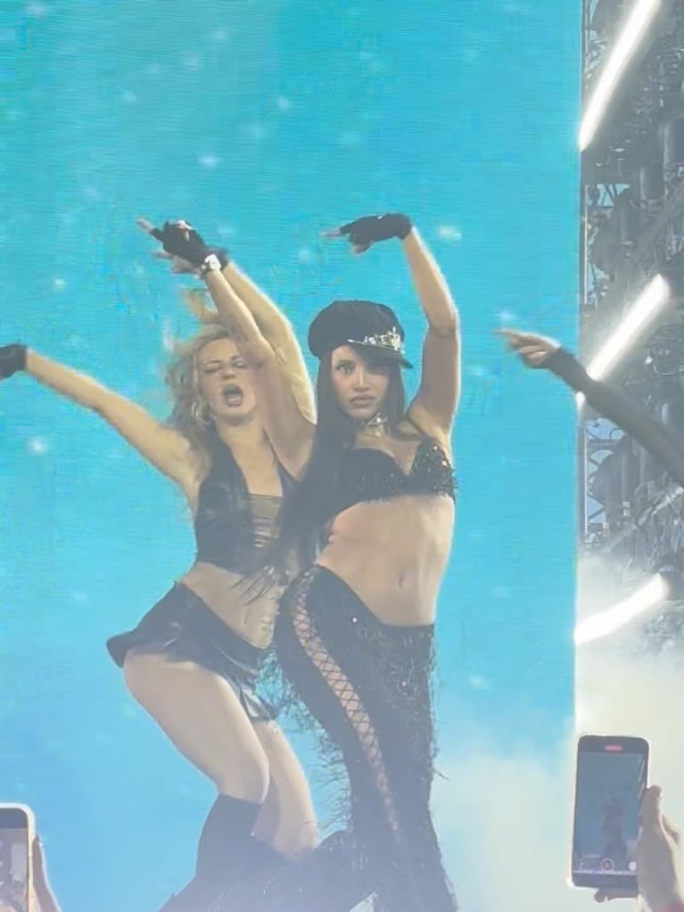 Emilia Mernes deslumbró en el escenario de LOS40 Music Awards. (Foto: Instagram/@emiliamernes/@cloeblondel)