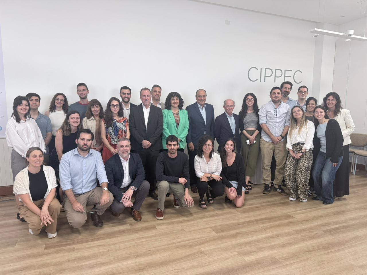 El equipo de CIPPEC junto a Guillermo Francos