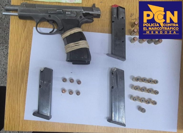 Arma y municiones incautadas