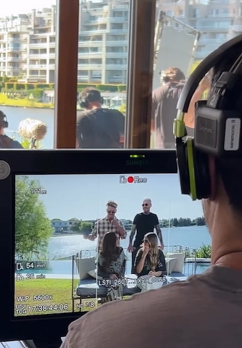 Marcelo y El Tirri con Mica y Cande en una escena